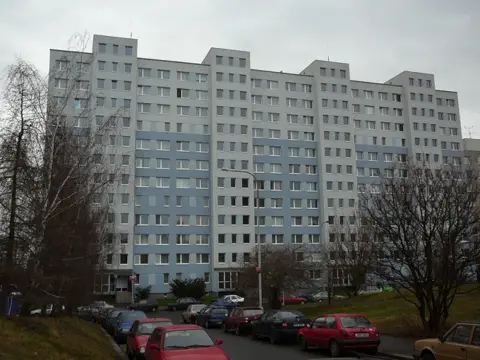 Oprava fasády panelového domu, Tatarkova, Praha 11 – fotografie 1